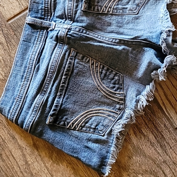 7 Hollister Short-Shorts EUC with Bright Color Details - Picture 5 of 7